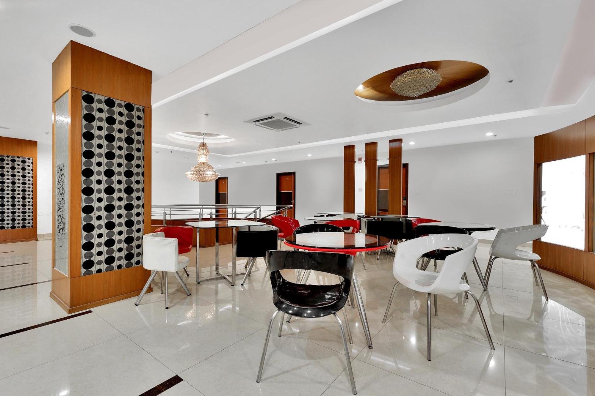 Capital O Rudra Grand Near Kondapur X Road Hotel Exterior photo