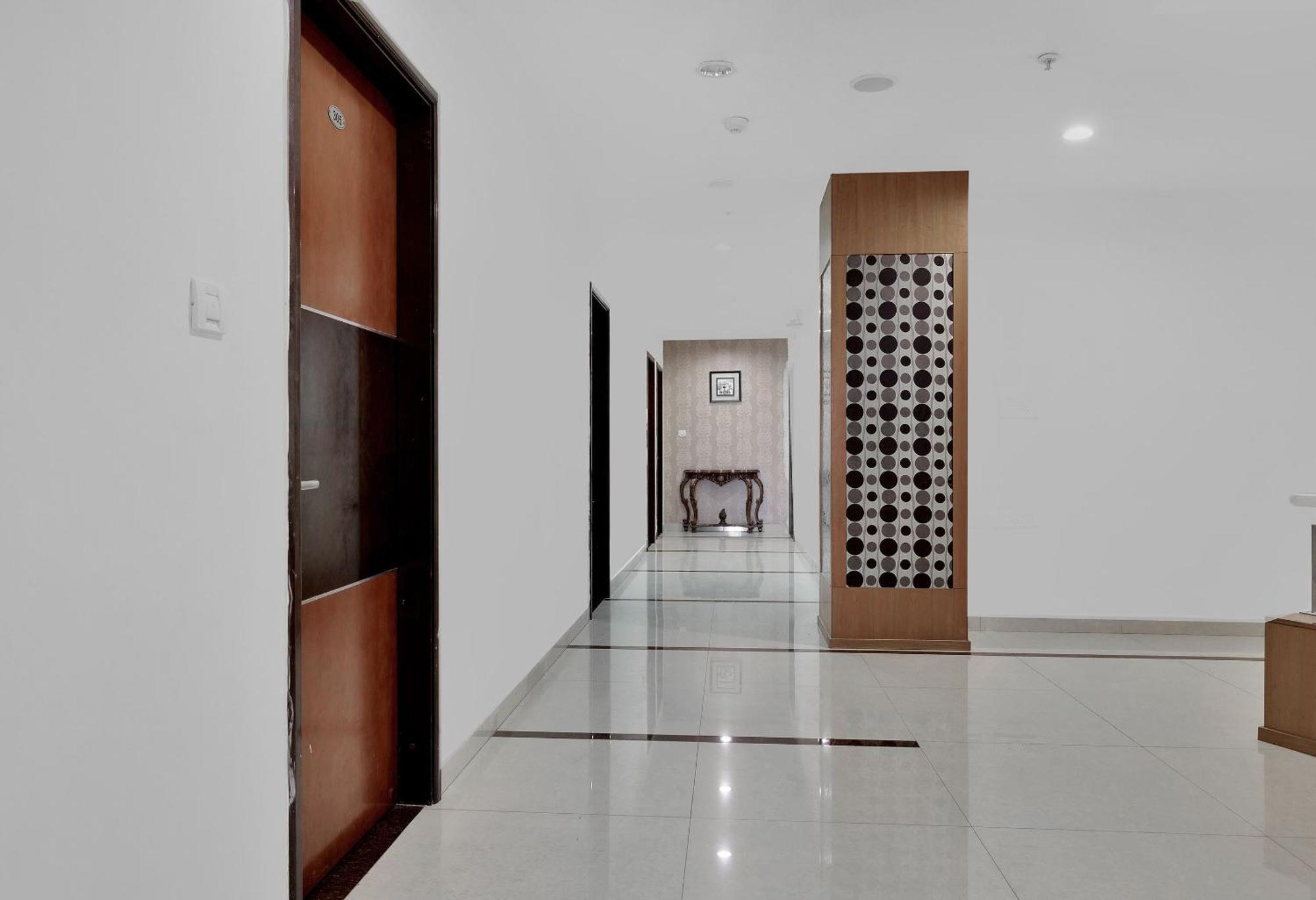Capital O Rudra Grand Near Kondapur X Road Hotel Exterior photo